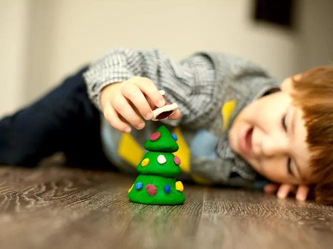 Discover 8 sensory Christmas crafts for kids
